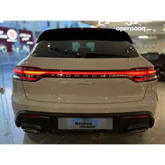  2 Porsche *Macan*