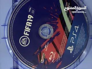  2 fifa19 للبيع بحالة جيدة جداً و مستعملة استعمال قليل شريط فيفا 19 إذا تريد الشراء تواصل معي للشراء