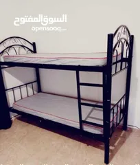  1 تخت حديد طابقين للبيع مستعمل خفيف،