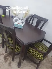  4 طاوله سفره خشب زان بالكامل 6 كراسي ضغط استعمال اشي بسيط جداً.. نظامها اثنين منهم ايدي ماستر