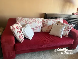  4 كنب مستعمل وطاولة في حالة جيدة وكنب هزاز وتلفزيون وطاولة تلفزيون والسعر قابل للتفاوض