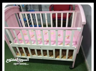  3 تخت بيبي خشب  بفتح من جهة الام