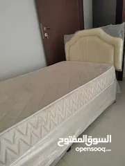  1 سرير نظيف مع مرتبة  clean bed with mattress