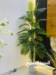  3 شجرة النخيل الأصطناعية الفاخرة – لمسة فخامة تدوم للأبد تأتيك مزروعة في قوار بورسلان أبيض فاخر مع حصى