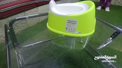  4 بني اطفال مع طاولته وفرشته بحاله