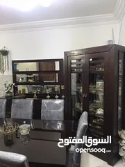  4 غرفة سفره زان بالكامل شبه وكاله استعمال عرسان 6 اشهر اشتريتها 1350 دينار فخمه 8 مقاعد مطلوب 800 د