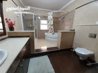 13 شقة طابقيه ( معلقه مستوى الشارع ) فارغة في دير غبار للبيع  ref : 14182