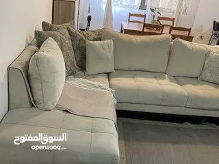  1 طقم كورنر حرف Lمع ثنائية 7مقاعد بحالة جيدة جدا  الدوار السابع مع خزانه التلفزيون
