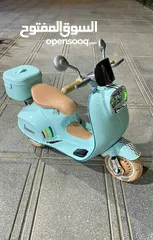  1 moto électrique pour enfants 12V Vespa 1à5 ans