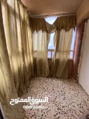  27 شقة سكنية نظيفة بالأثاث .. موقع ممتاز والجيران تبارك الرحمن ..
