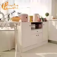  14 خزانة عملية مع مقابض خشبية بسيطة وأنيقة  تصميمها يجمع بين المساحات المغلقة والرفوف المفتوحة لسهولة