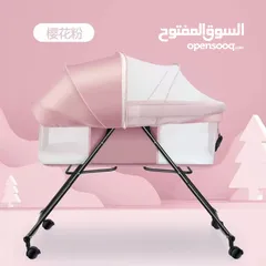  8 سرير أطفال مميز وعصري تصميم ثابت وآمن مع عجلات لسهولة التحريك والتثبيت مزود بشبك واقٍ