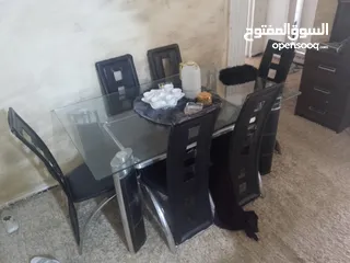  1 طاوله سفره لبيع جلد بس فيه نقرات على الكراسي
