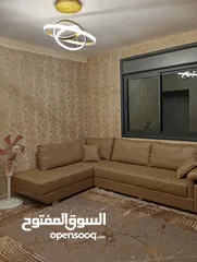  1 شقه مميزه.وفخمه .تشطيب شخصي ..مسكونه من سنتين ..في منطقة هادئة..عمارة صغيرة..مفتوحه من ثلاث جهات .