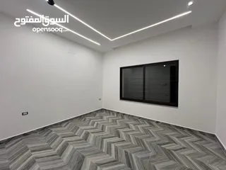  2 فرصة مميزة  أرضي مع حديقة وكراج – مساحات داخلية وخارجية واسعة.