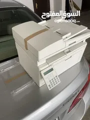  1 طاوله مستطيل مع طاوله زاويه يمكن الحاقها بها كما في الصوره كراسي بعجال عدد 3  كراسي بلاستيك عدد 12
