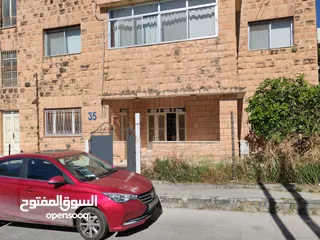 1 شقه طابق ارضي مساحة الشقه 167 متر قريب دوار القبه بتجاه شارع الحصن قريبه من مستشفى روم الكاثوليك