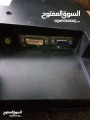  2 شاشه كمبيوتر داخلها سماعات