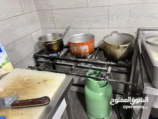  17 محل معجنات مع كامل عدته للبيع بخلو بداعي السفر