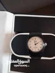  1 ساعة نسائية كوارتز سوداء من الخارج و بيضاء من الداخل عقارب ضد الماء 100%