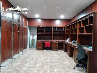  3 ديكور محل مستعمل عباره عن خزائن عدد5 . ورفوف زجاج وأعمدة تواجد عمان