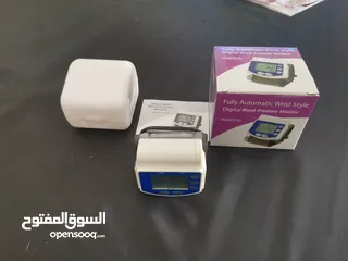  1 جهاز ضغط الكتروني للبيع وحصل على جهاز الثاني رسغ مجانا"