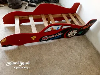  23 تختين على شكل هيكل سيارة مستعملة للبيع