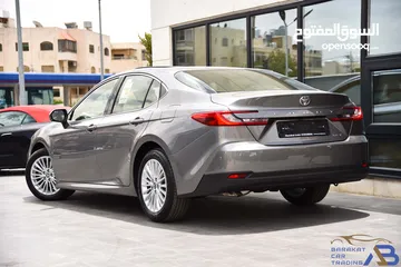  2 تويوتا كامري هايبرد رمادي 2025 Toyota Camry Hybrid HEV