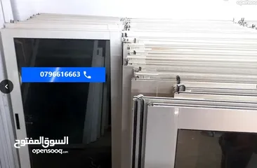  2 شبابيك المنيوم لون ابيض زجاج عسلي بحال الوكااااله عدد 15