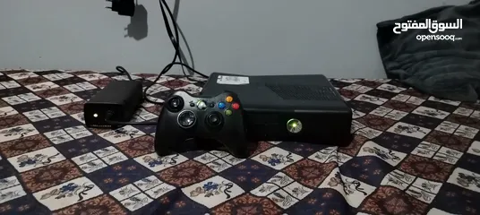  1 اكس بوكس 360 للبيع مع ايدتين عليه 55 لعبة