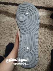  7 حذاء نايك Air Force أنيق - رمادي وأبيض، مقاس مريح وحالة ممتازة!"