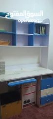  1 مكتب دراسه مع رأسيه و 6 رفوف وثلاث ادراج