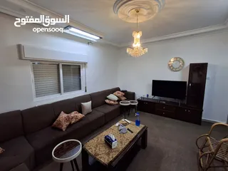  18 منزل مستقل فلات مساحة 200م على أرض 758م للبيع في اربد - شارع البتراء - حوارة