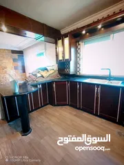  2 شقة للبيع مخدومة مع مصعد طابق اخير حالة ممتازة مطبخ أمريكي حالة ممتازة سكن مرة واحدة