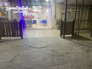  3 مخيطة للبيع مجهزة بلكامل من قارمات ومظلة وسور خارجي واجهة سكريت ومكيف فل انفيرتر وماكينات وغرفة مقاس