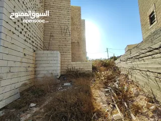  14 قطعه أرض عليها فيلا عظم للبيع في سطح مرحبا