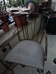  1 اثاث منزلي لخارج البيت أو للشرفه أو ترس خارجي  مكون من طاوله حديد و 2 كرسي حديد مشغول بحاله جيده جدا