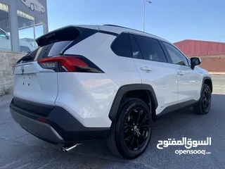  9 TOYOTA RAV4 XLE PREMIUM