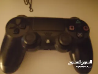  2 ايادي PS4 مستعملات بحالة الوكالة