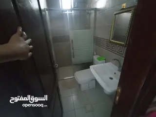  3 رووف للايجار في منطقة الثالثة مقابل مستشفى العقبة الحديث
