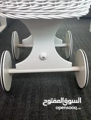  6 تخت بيبي متحرك باللون الافوايت مستعمل شبه جديد استعمال اسبوعين فقط