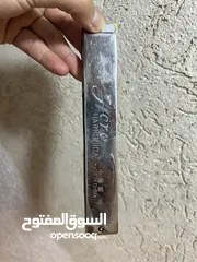  1 آلة عزف (هورمونيكا.) عازفة مثل الناي