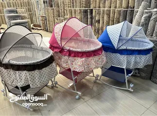  2 تخت بيبي بشكل جديد بسعر العرض 179 شيكل فقط مزود بفرشة و مخدة و ناموسية و سلة و تعليقة .