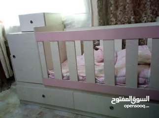  1 تخت بيبي مع خزانة صغيرة وجوارير تفصيل ممتاز جدا