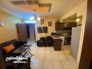  7 شقه مفروشه طابق ارضي مجهزة بالكامل غرفتين نوم وصاله ومطبخ وحمام وبرندة  شارع الجامعه طلاب اوطالبات