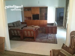  3 شقه 156متر بناء قديم مقابل البوابه الرئيسيه للجامعه الاردنيه تصلح للاستثمار