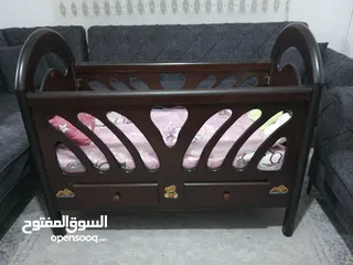  1 تخت بيبي خشب مع فرشة
