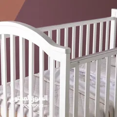  1 سرير أطفال خشبي من سنتربوينت قابل للتعديل إلى ثلاثة ارتفاعات لون أبيض و مرتبة مقاس (133 × 70 سم)
