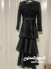  2 فستان سواريه أسود فخم بتطريز لامع وتنورة كشكش متعددة الطبقات – بحالة ممتازة