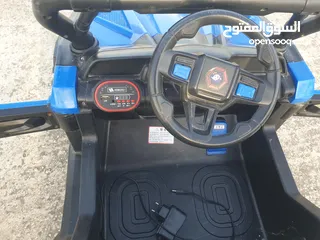  2 سيارت اطفال شحن بحاجه الى بطارية  واحد  مع شاحن